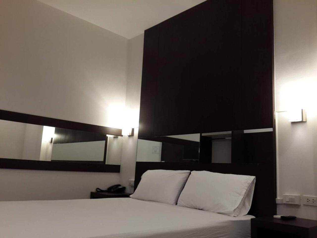 The Room 24 Resort Pathum Thani Exterior photo
